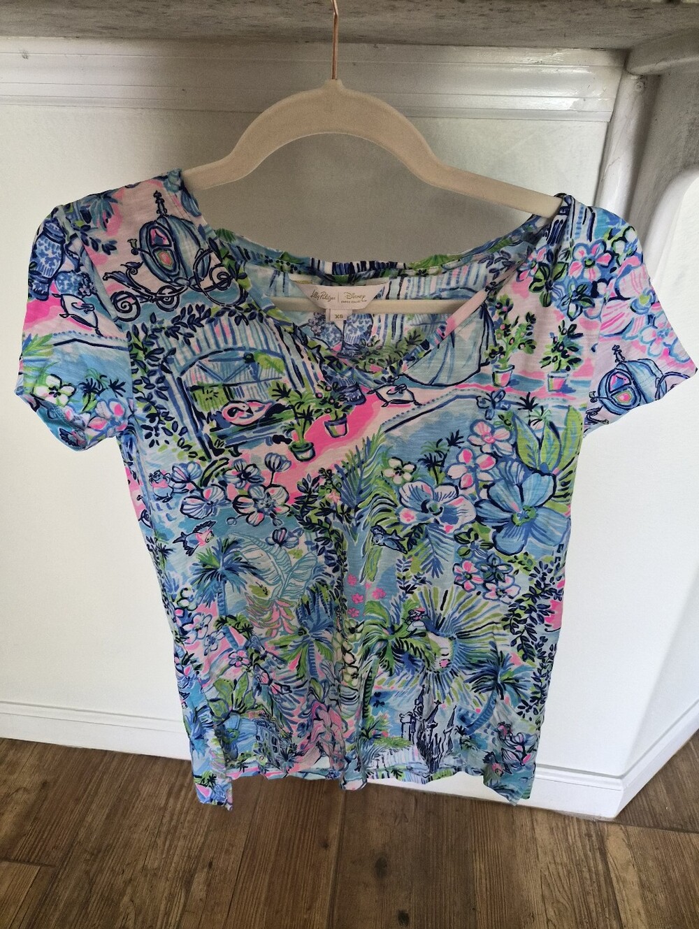 Lilly Pulitzer Disney Parks Etta V-Neck Tee Limitee Edition Cinderella